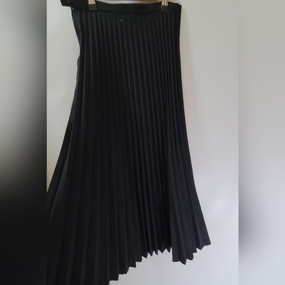 ODDS&EVANS  PLEATED SKIRT.